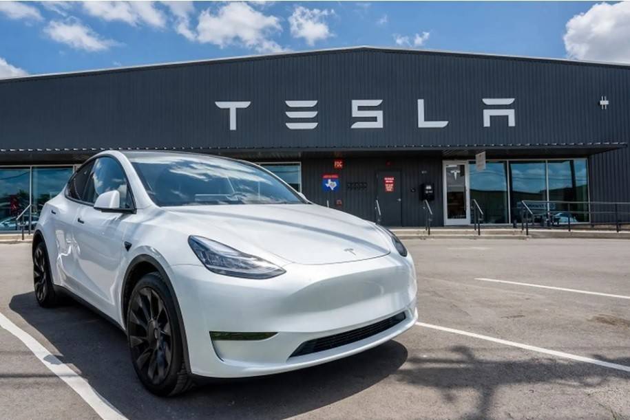 Xe điện Tesla ở Việt Nam đang dần trở thành chủ đề nóng, thu hút sự quan tâm lớn từ người tiêu dùng và giới yêu công nghệ. Với thiết kế độc đáo, công nghệ tiên tiến và hiệu suất vượt trội, những chiếc xe từ gã khổng lồ Tesla không chỉ là phương tiện đi lại mà còn là biểu tượng của tương lai xanh.